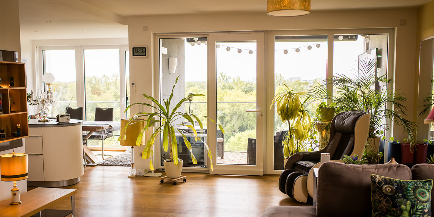 Helle Wohnung mit Balkonblick auf die Saale in der Händel-Suite in Halle (Saale)